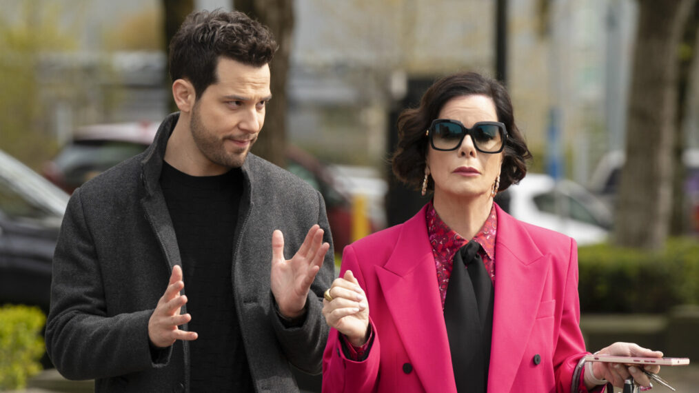 Skylar Astin como Todd Wright y Marcia Gay Harden como Margaret Wright en 'So Help Me Todd' Temporada 2 Episodio 10