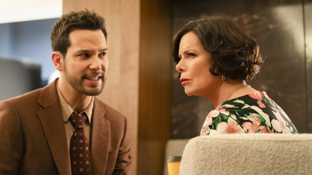 Skylar Astin y Marcia Gay Harden en 'So Help Me Todd'