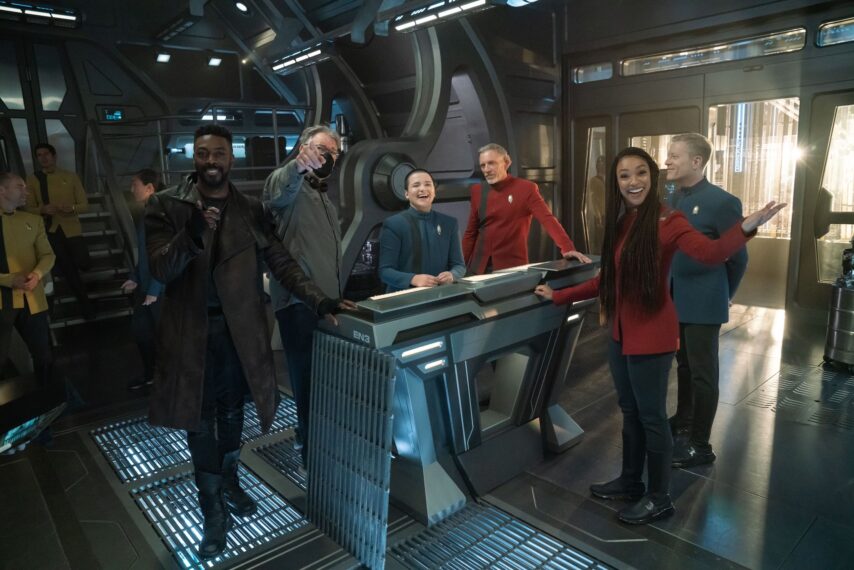 David Ajala als Book, Regisseur Jonathan Frakes, Blu del Barrio als Adira, Callum Keith Rennie als Rayner, Sonequa Martin-Green als Burnham und Anthony Rapp als Stamets in „Star Trek: Discovery“, Staffel 5, Folge 9 