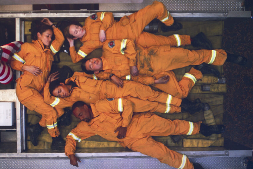 Jaina Lee Ortiz als Andy, Jason George als Ben, Barrett Doss als Vic, Jay Hayden als Travis und Danielle Savre als Maya in „Station 19“, Staffel 7, Folge 9 