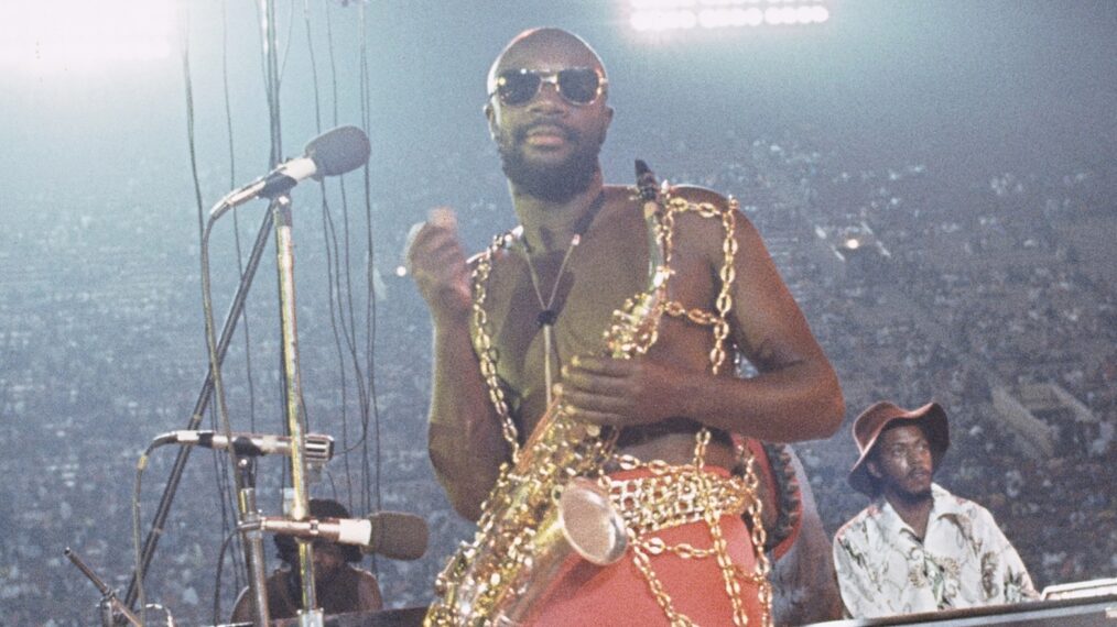 Isaac Hayes en Wattstax 1972, Coliseo de Los Ángeles con el fotógrafo Bruce W. Talamon en la esquina inferior izquierda como se ve en el documental 'Stax: Soulsville USA' de HBO