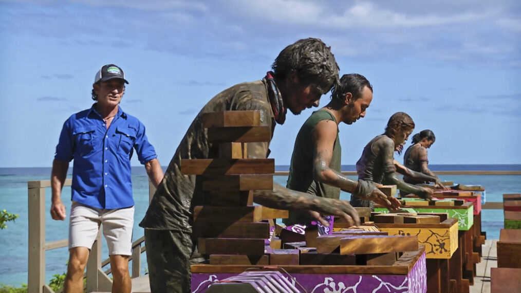 Jeff Probst, Charlie Davis, Ben Katzman, Kenzie Veurink, Liz Wilcox y María González en el final de la temporada 46 de 'Survivor' - 'Friends Going to War'