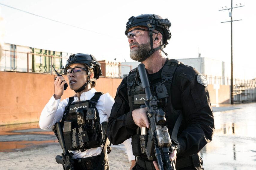 Jessica Camacho como Vásquez y Jay Harrington como David "Diácono" Kay en el final de la temporada 7 de 'SWAT' "Veinte escuadrón"