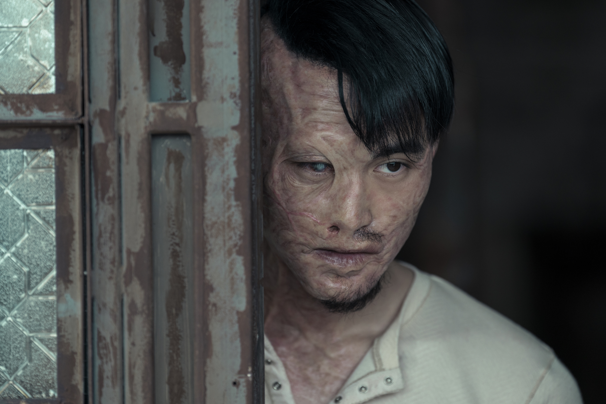 Duy Nguyen como hombre en el final de 'The Sympathizer'