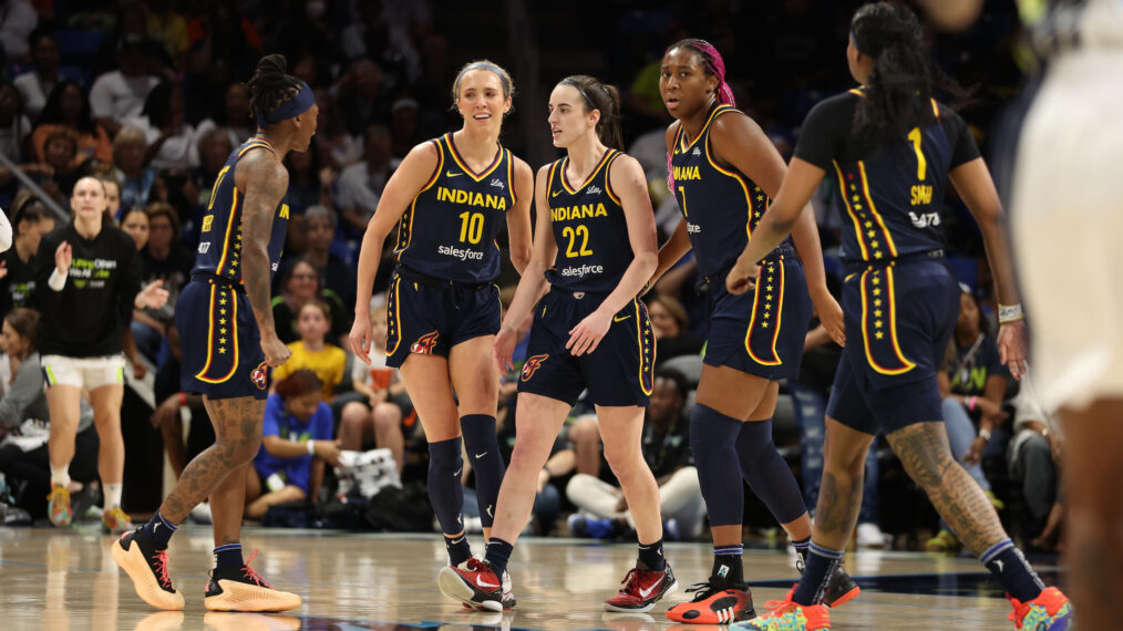 Caitlin Clark # 22 de Indiana Fever celebra con sus compañeros de equipo mientras juega con los Dallas Wings durante un juego de pretemporada en College Park Center el 3 de mayo de 2024 en Arlington, Texas.