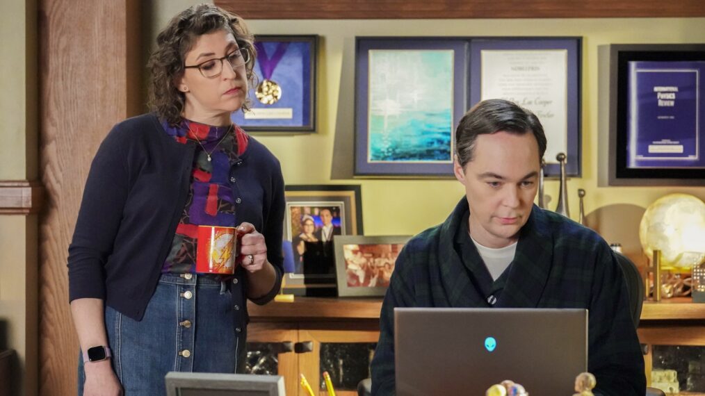 Mayim Bialik y Jim Parsons en 'El joven Sheldon'