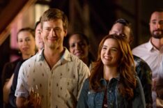 Glen Powell and Zoey Deutch in Set It Up