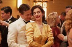Glen Powell and Lily James in The Guernsey Literary and Potato Peel Pie Society
