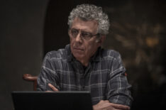 Eric Bogosian as Daniel Molloy - Interview with the Vampire _ Season 2, Episode 7
