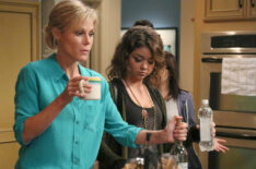 Julie Bowen as Claire and Sarah Hyland as Haley in 'Modern Family'