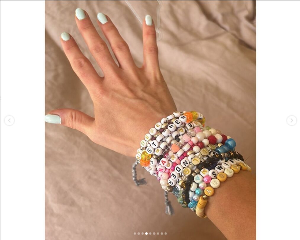 'Outlander' star Sophie Skelton shows off her Eras tour bracelets