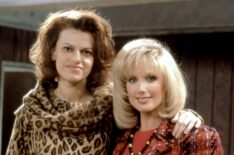Sandra Bernhard and Morgan Fairchild on the set of 'Roseanne'