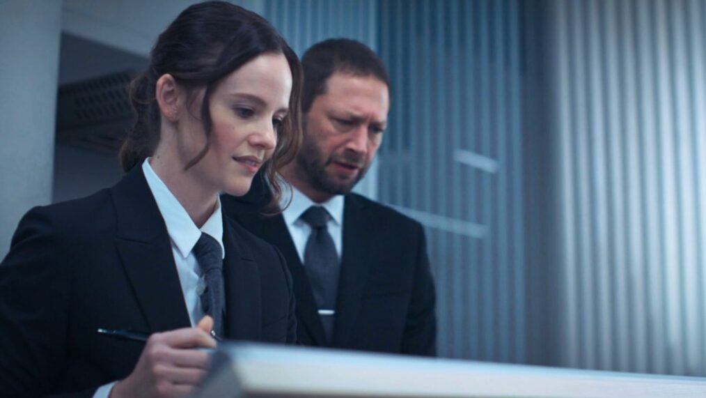 Sarah Ramos as Jessica with Ebon Moss-Bachrach as Richie in 'The Bear'