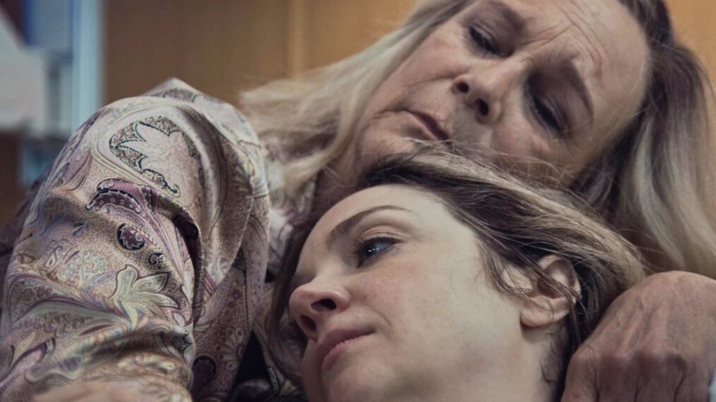 Jamie Lee Curtis and Abby Elliott in 'The Bear' Season 3