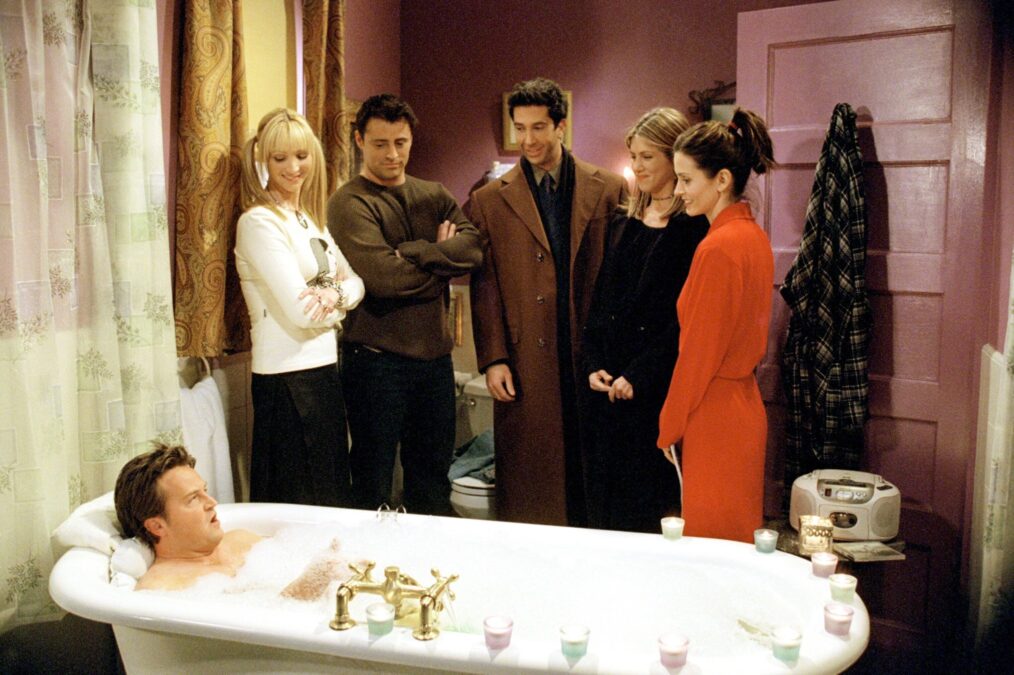 Matthew Perry, Lisa Kudrow, Matt LeBlanc, David Schwimmer, Jennifer Aniston, Courteney Cox in 'Friends' Season 8 Episode 13 - 'The One Where Chandler Takes a Bath'