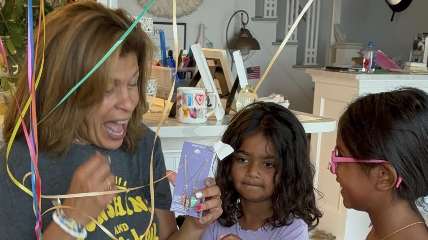 Hoda Kotb Gets 60th Birthday Surprise From Her Daughters(01)
