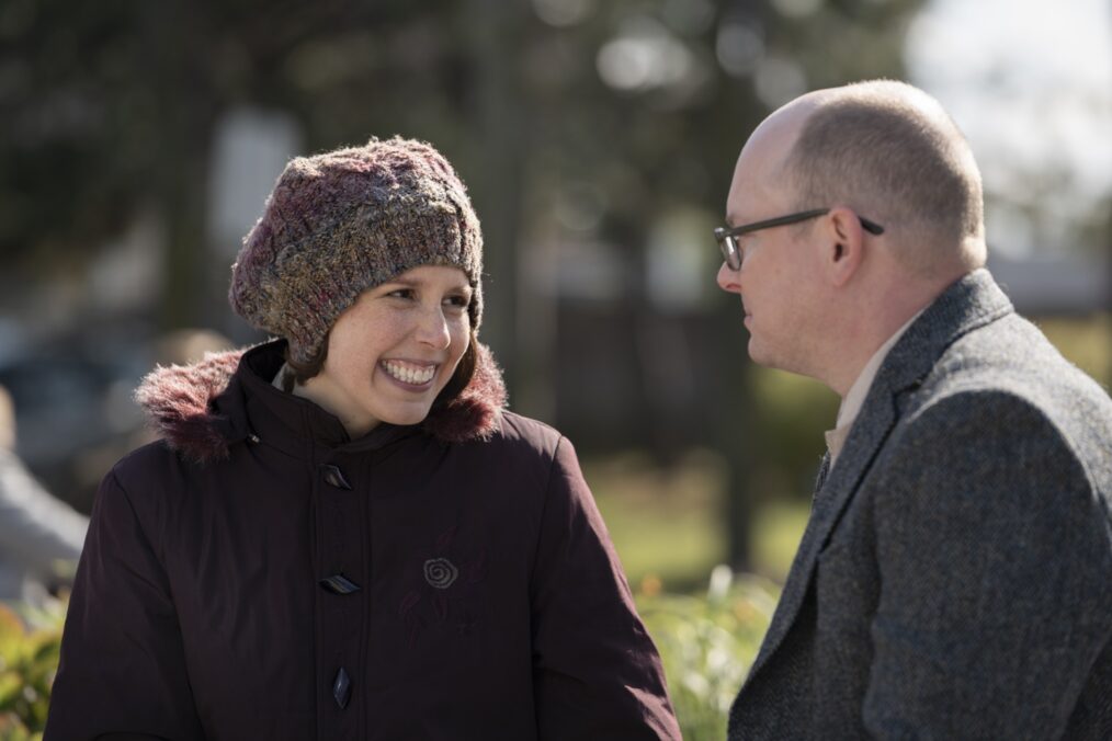 Vanessa Bayer as Evie, Mark Proksch as Colin Robinson in 'What We Do in the Shadows'
