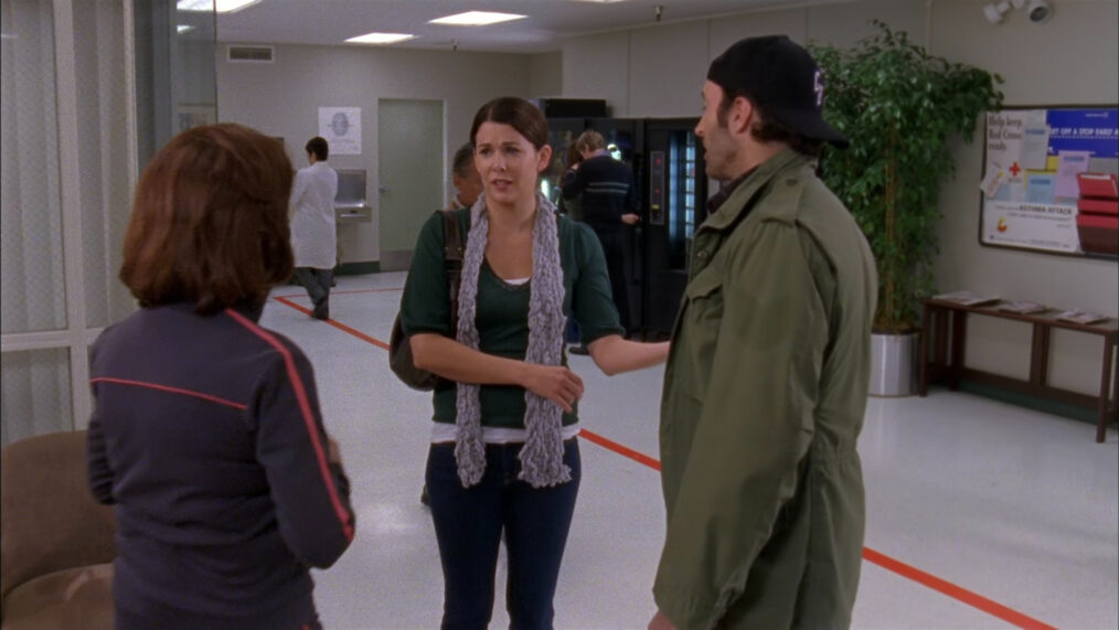 Emily Gilmore (Kelly Bishop), Lorelai Gilmore (Lauren Graham), and Luke Danes (Scott Patterson) talk in Season 7, Episode 13 of 'Gilmore Girls'