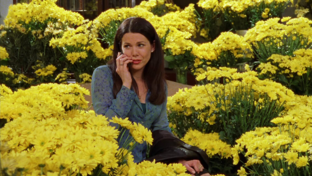 Lorelai Gilmore (Lauren Graham) in between daisies in Season 1, Episode 21 of 'Gilmore Girls'