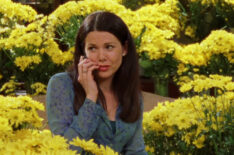 Lorelai Gilmore (Lauren Graham) in between daisies in Season 1, Episode 21 of 'Gilmore Girls'