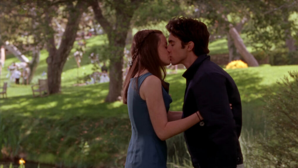 Rory Gilmore (Alexis Bledel) and Jess Mariano (Milo Ventimiglia) kiss in Season 2, Episode 22 of 'Gilmore Girls'