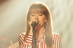 Kelly Clarkson performing Kellyoke on 'The Kelly Clarkson Show'