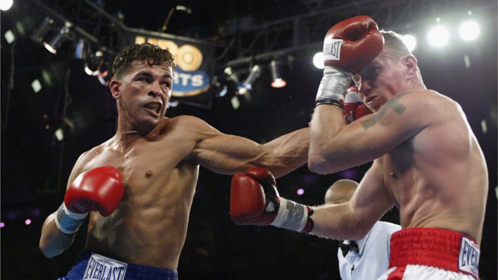 Arturo Gatti fighting Mickey Ward in 2002.