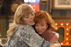 Melissa Peterman and Reba McEntire in 'Happy's Place'