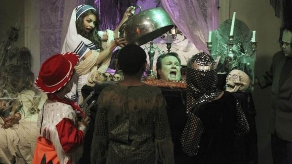 Sarah Hyland, Eric Stonestreet in Modern Family Season 2 Halloween episode
