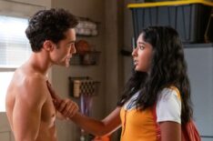 Darren Barnet, Maitreyi Ramakrishnan in Never Have I Ever
