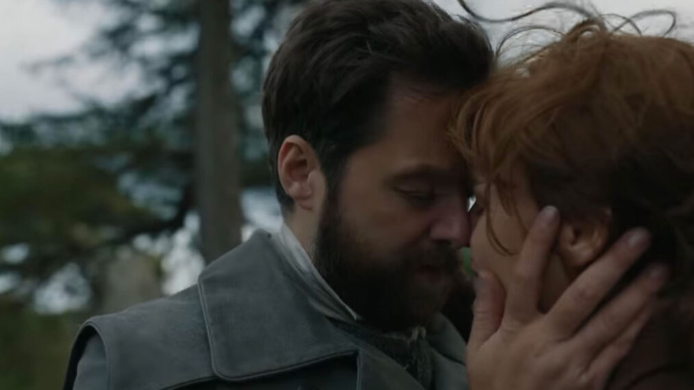 Sophie Skelton and Richard Rankin in Outlander