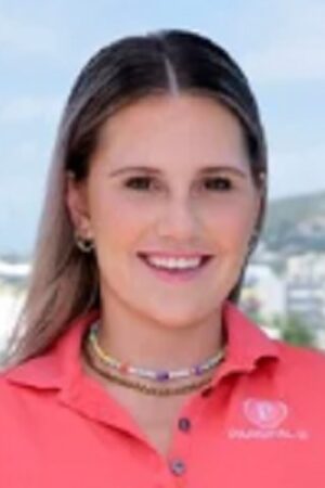 Danni Warren Headshot