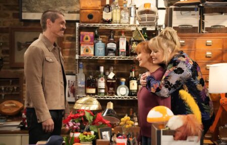 Steve Howey, Reba McEntire, and Melissa Peterman in 'Happy's Place'