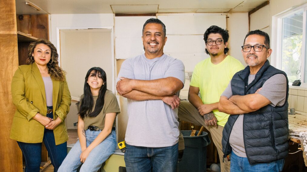 Lilly, Brianna, Izzy, Joe and Rudy Battres, portrait inside kitchen of the Jenn & Ryan Lan-Yu Family home, as seen on Izzy Does It, Season 1