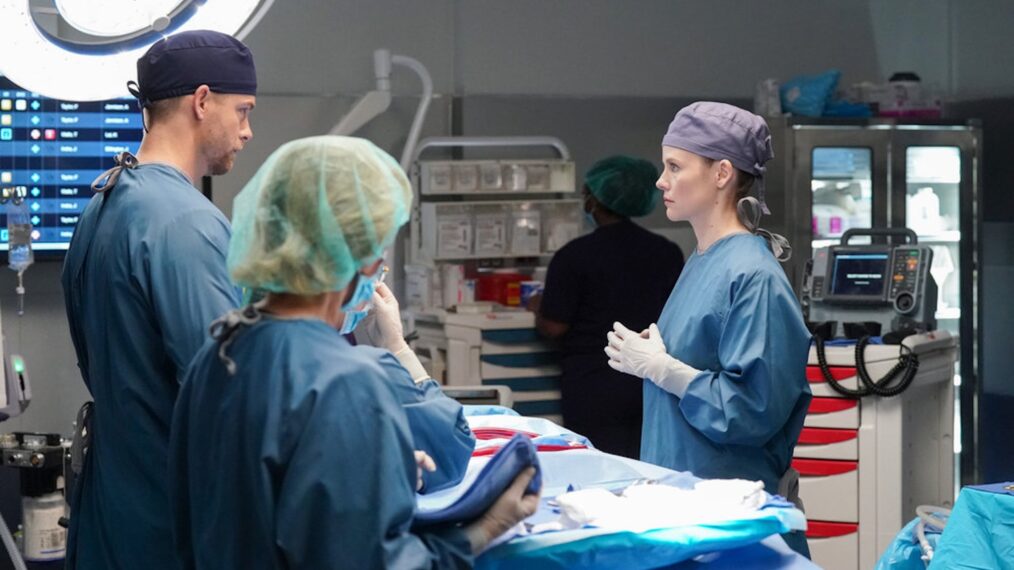 Luke Mitchell as Dr. Mitch Ripley, Sarah Ramos as Dr. Caitlin Lenox — 'Chicago P.D.' Season 12 Episode 11 