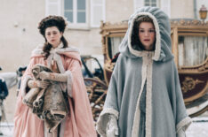 Jasmine Blackborow (Princesse de Lamballe), Emilia Schüle (Marie Antoinette) in 'Marie Antoinette' Season 2 Episode 1 - 'The Worst Winter'