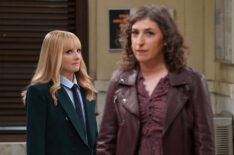 Melissa Rauch as Abby Stone, Mayim Bialik as Herself in 'Night Court' Season 3 Episode 5 - 'Mayim Worst Enemy'
