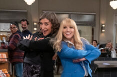 Melissa Rauch as Abby Stone, Mayim Bialik as Herself in 'Night Court' Season 3 Episode 5 - 'Mayim Worst Enemy'