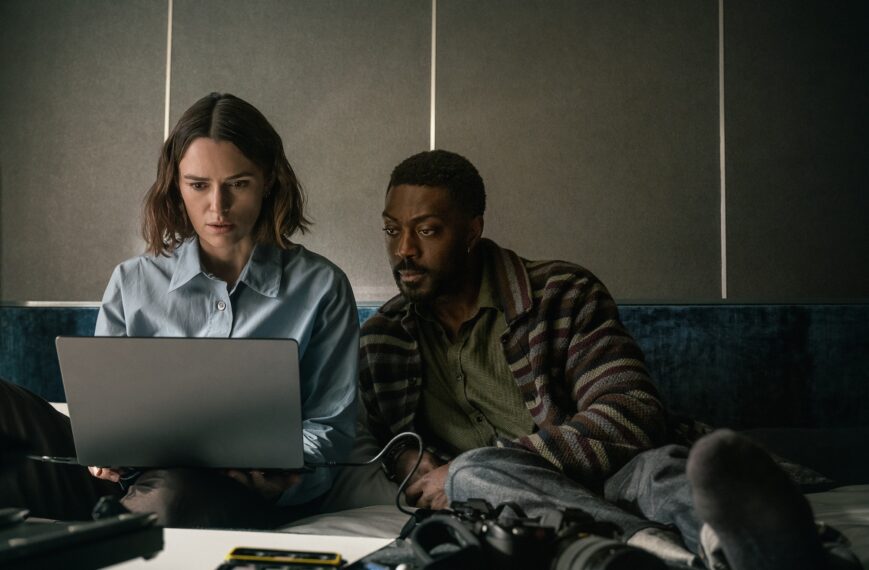 Keira Knightley as Lo and Daniel Ings as Adam in The Woman in Cabin 10.