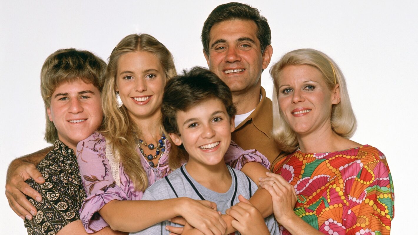 Jason Hervey (Wayne), Olivia d'Abo (Karen), Fred Savage (Kevin), Dan Lauria (Jack), and Alley Mills (Norma) in The Wonder Years