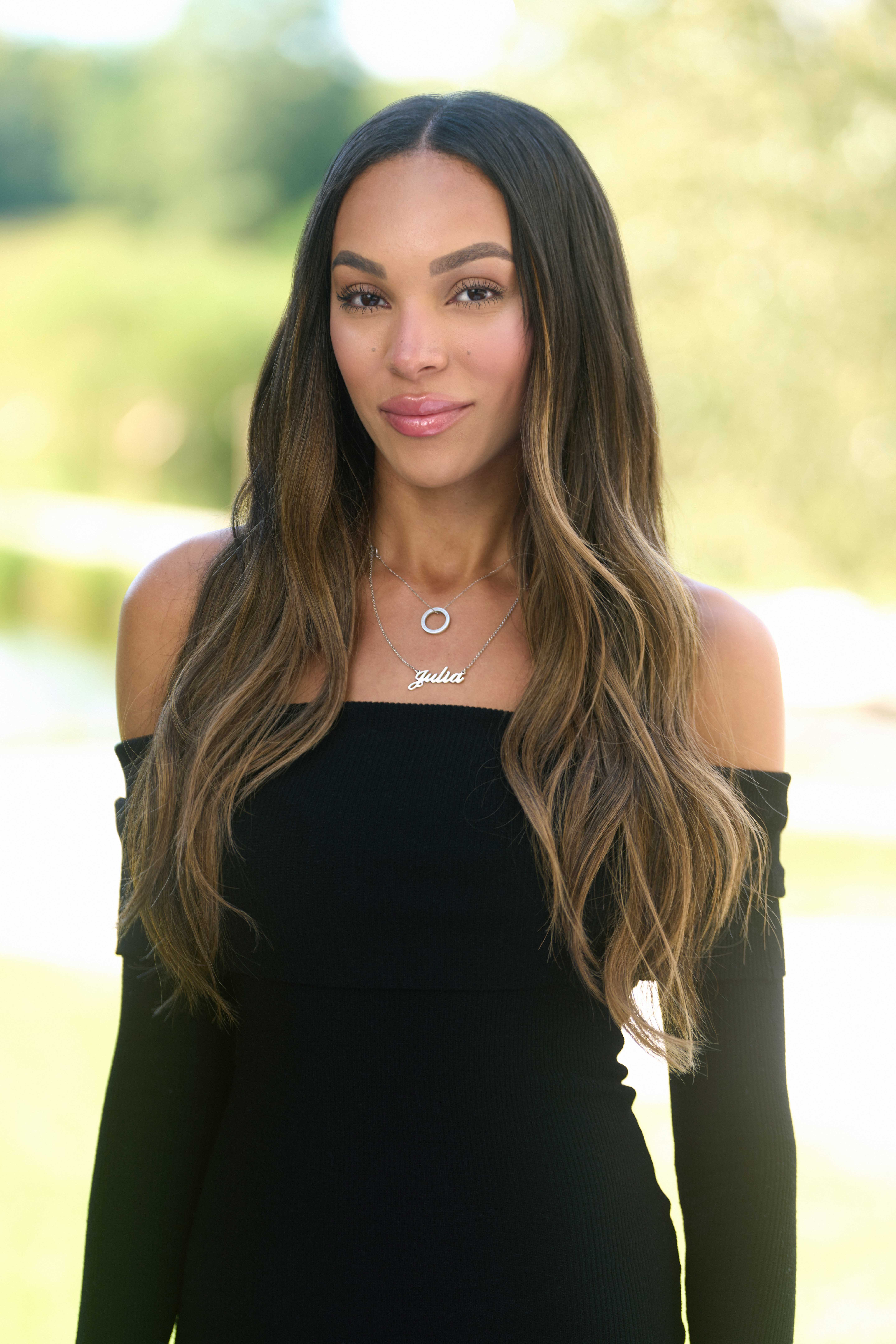 Dater Julia in the Season Three premiere of FARMER WANTS A WIFE