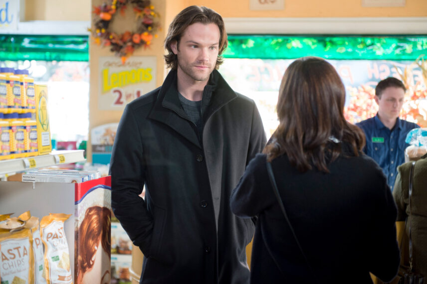 GILMORE GIRLS: A YEAR IN THE LIFE, (from left): Jared Padalecki, Alexis Bledel (back to camera), 'Fall', (Season 1, ep. 104, aired November 25, 2016).