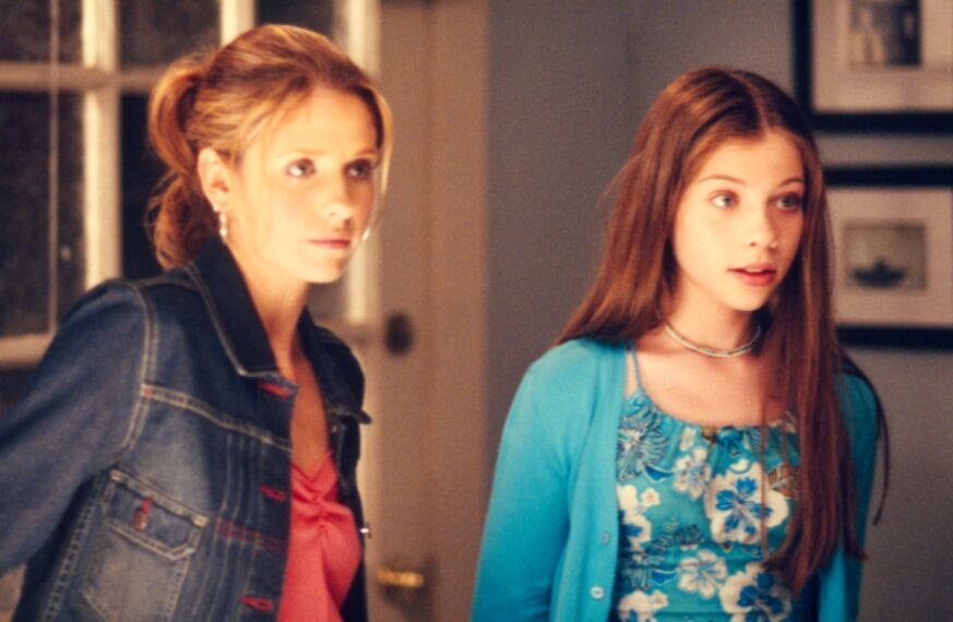 BUFFY THE VAMPIRE SLAYER, from left: Sarah Michelle Gellar, Michelle Trachtenberg,