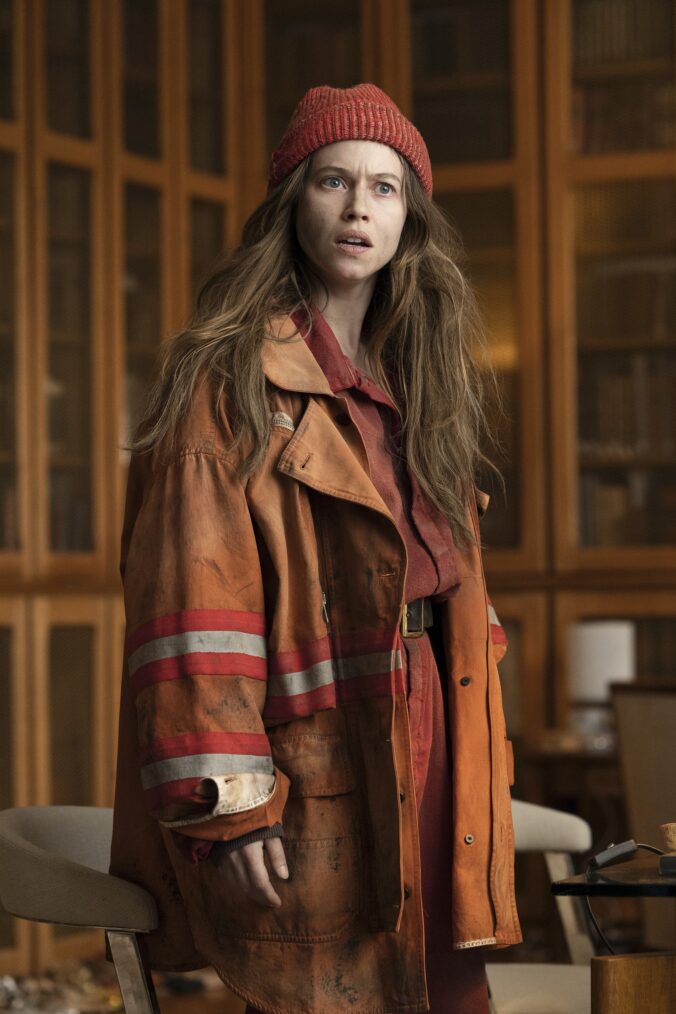Lou de Laâge as Cheyenne in 'Étoile'