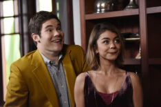 Adam Devine, Sarah Hyland in Modern Family - 'White Christmas'