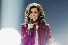 American Idol winner Kelly Clarkson sings after winning the contest