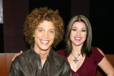 Justin Guarini and Kelly Clarkson move to the finals at FOX-TV's 'American Idol'
