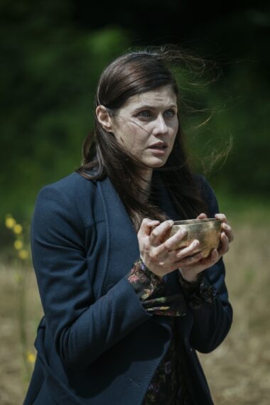 Alexandra Daddario as Dr. Rowan Fielding - Mayfair Witches _ Season 2, Episode 8