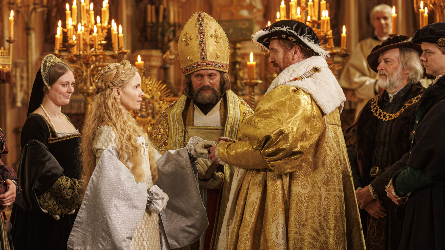 Kate Phillips (Jane Seymour), Will Keen (Archbishop Cranmer), Damian Lewis (King Henry VIII) in 'Wolf Hall: The Mirror and the Light' Episode 1 - 'Wreckage'