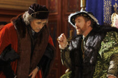 Mark Rylance (Thomas Cromwell) and Damian Lewis (King Henry VIII) in 'Wolf Hall: The Mirror and the Light' Episode 1 - 'Wreckage'